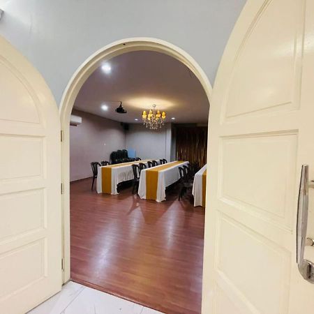 M Hotel Джохор Бахру Екстериор снимка