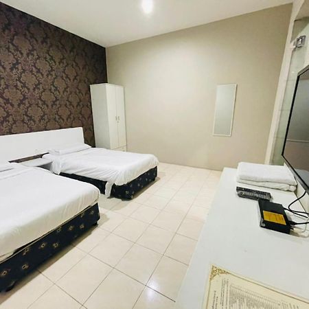 M Hotel Джохор Бахру Екстериор снимка