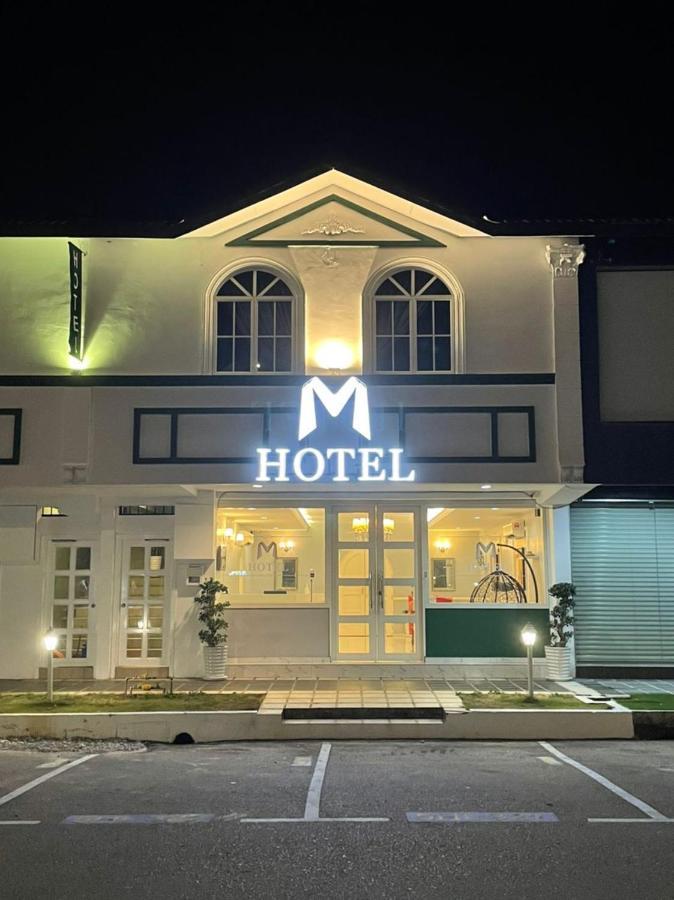 M Hotel Джохор Бахру Екстериор снимка