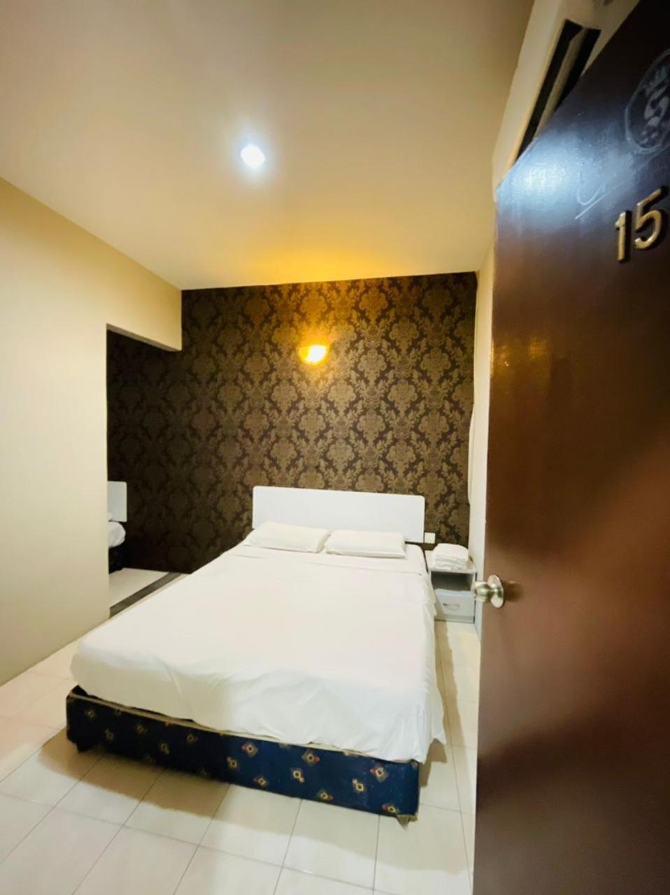 M Hotel Джохор Бахру Екстериор снимка